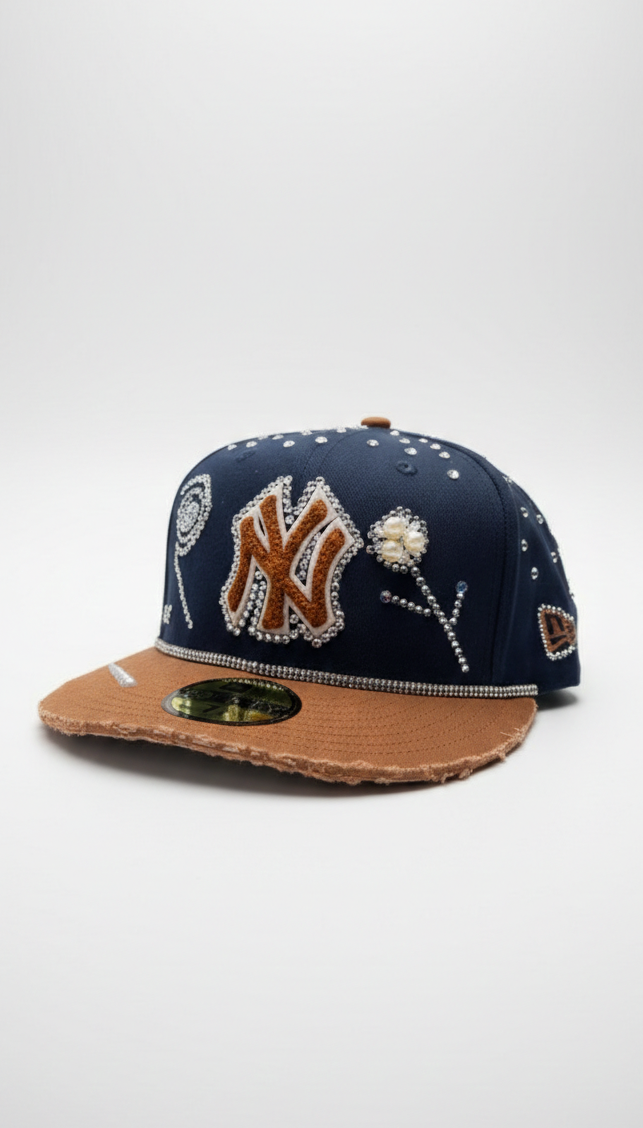 New Era 59FIFTY bicolor, corona azul marino y visera marrón.