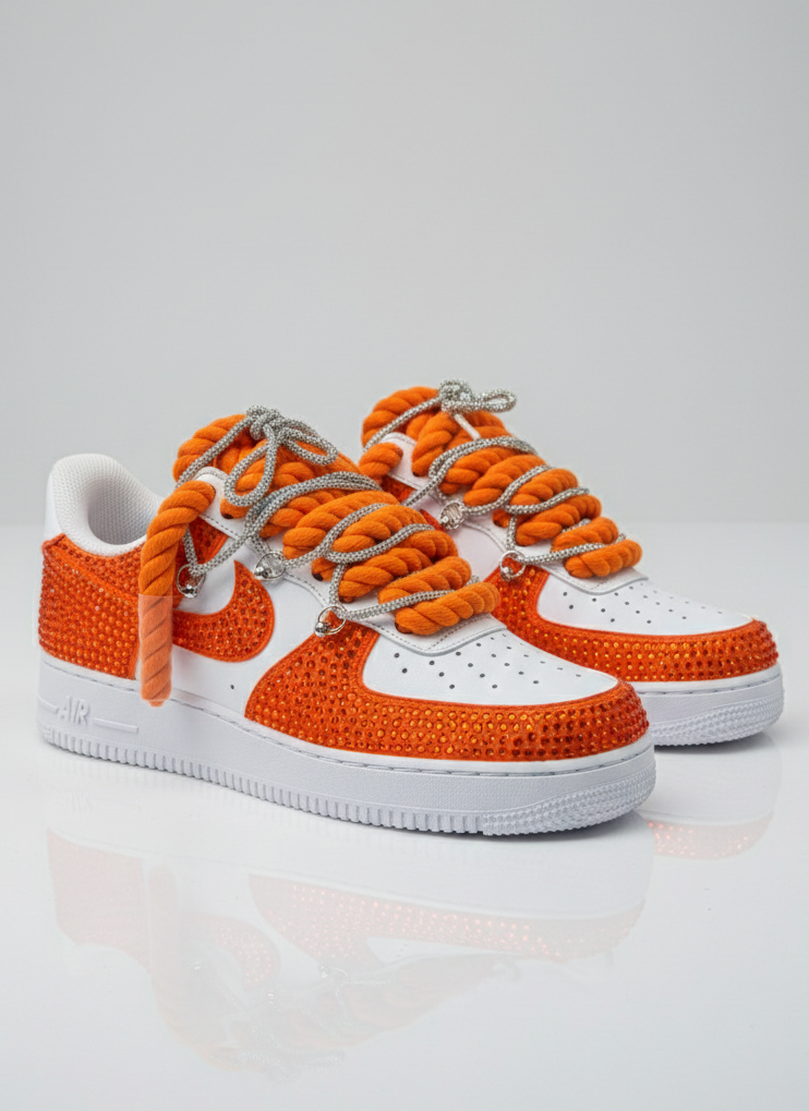 Air Force 1 Blanche customisée avec strasses oranges brillants