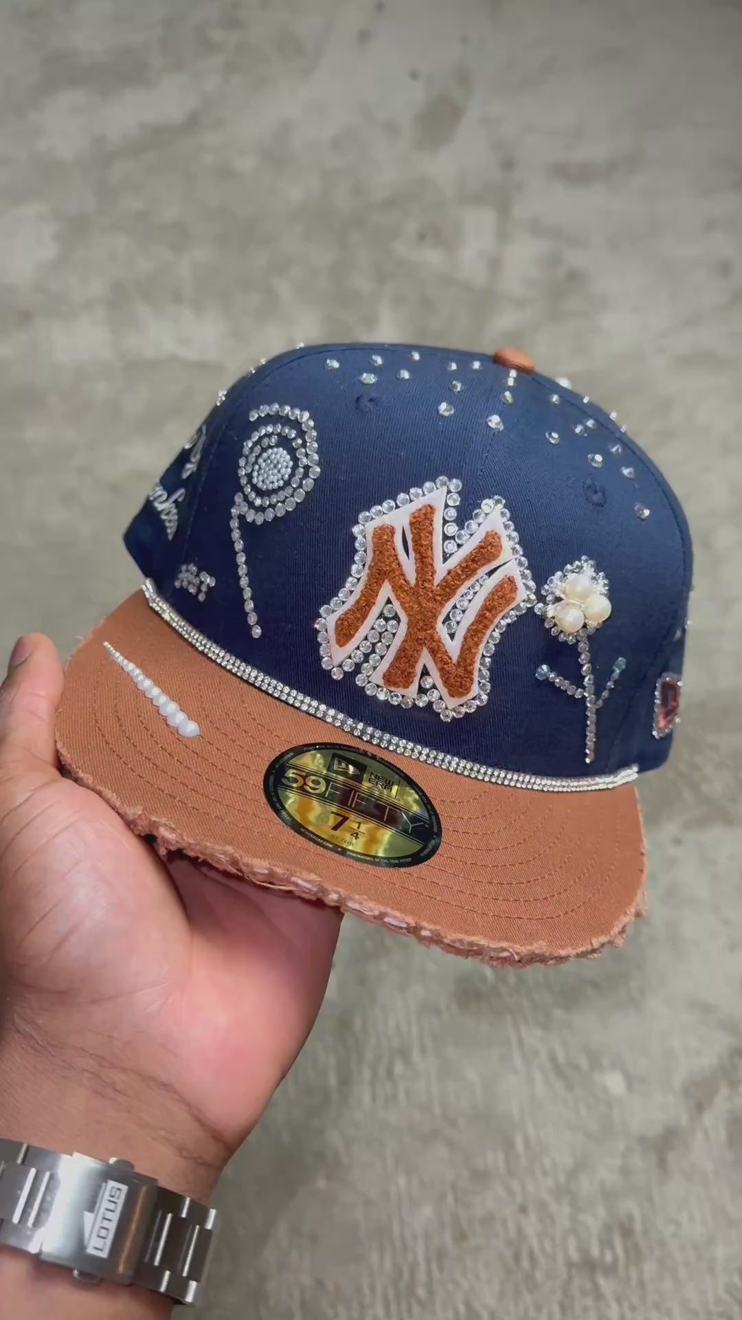 New Era 59FIFTY bicolor, corona azul marino y visera marrón.