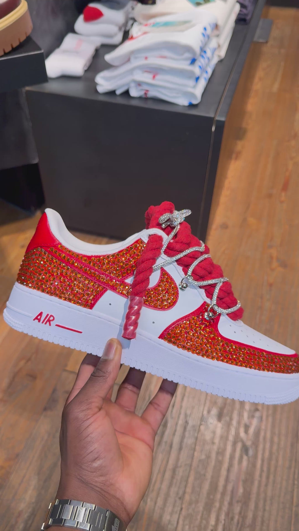 Air Force 1 Blanche customisée avec strasses rouges brillants