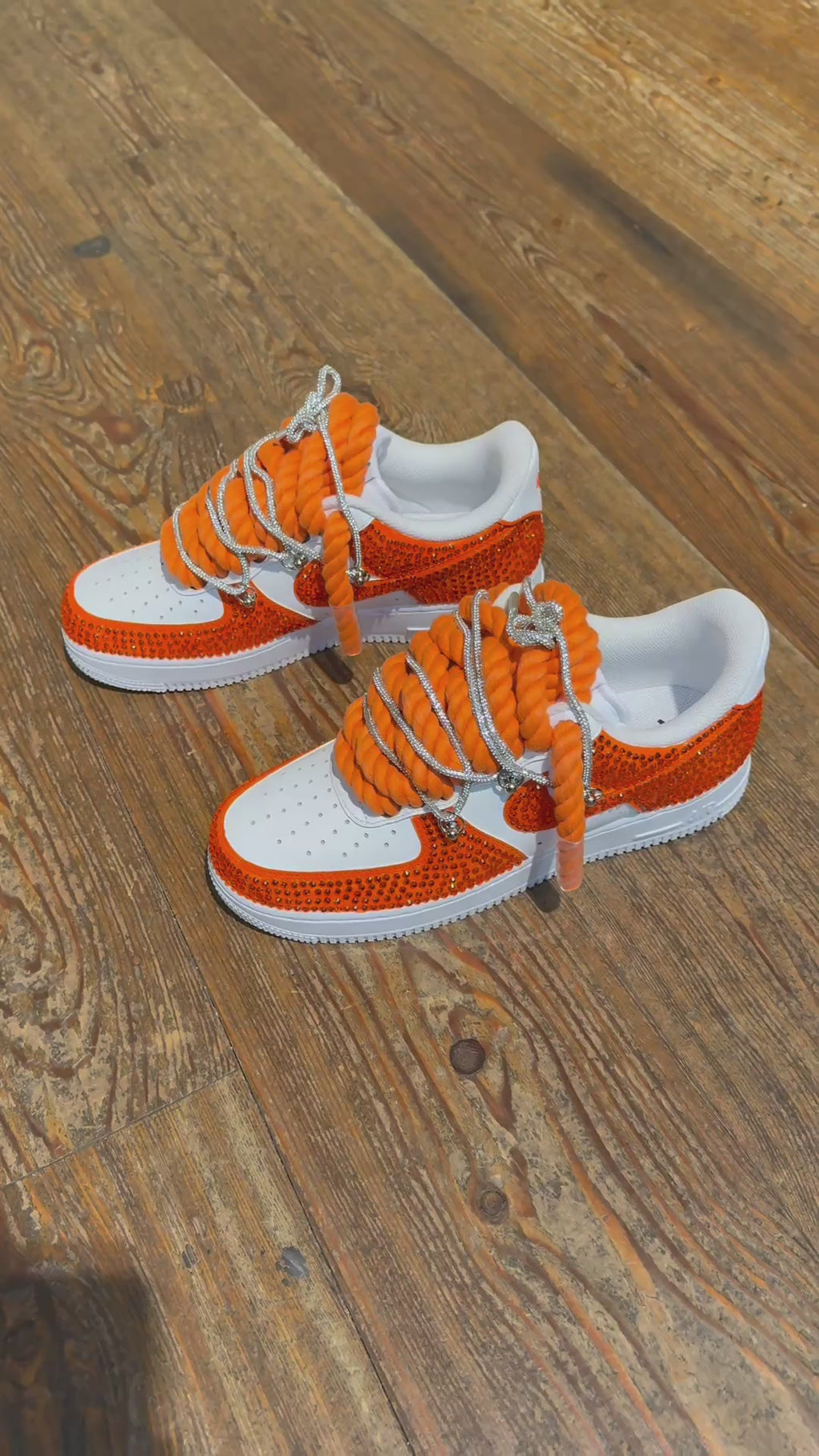 Air Force 1 Blanche customisée avec strasses oranges brillants